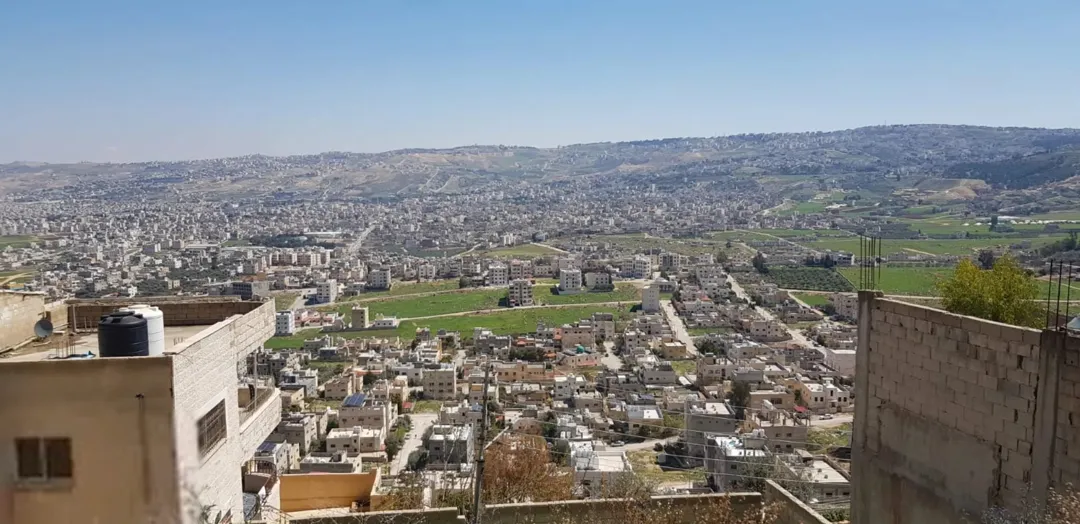 للبيع ارض مطله في موقع مميز جدا من اراضي شمال عمان