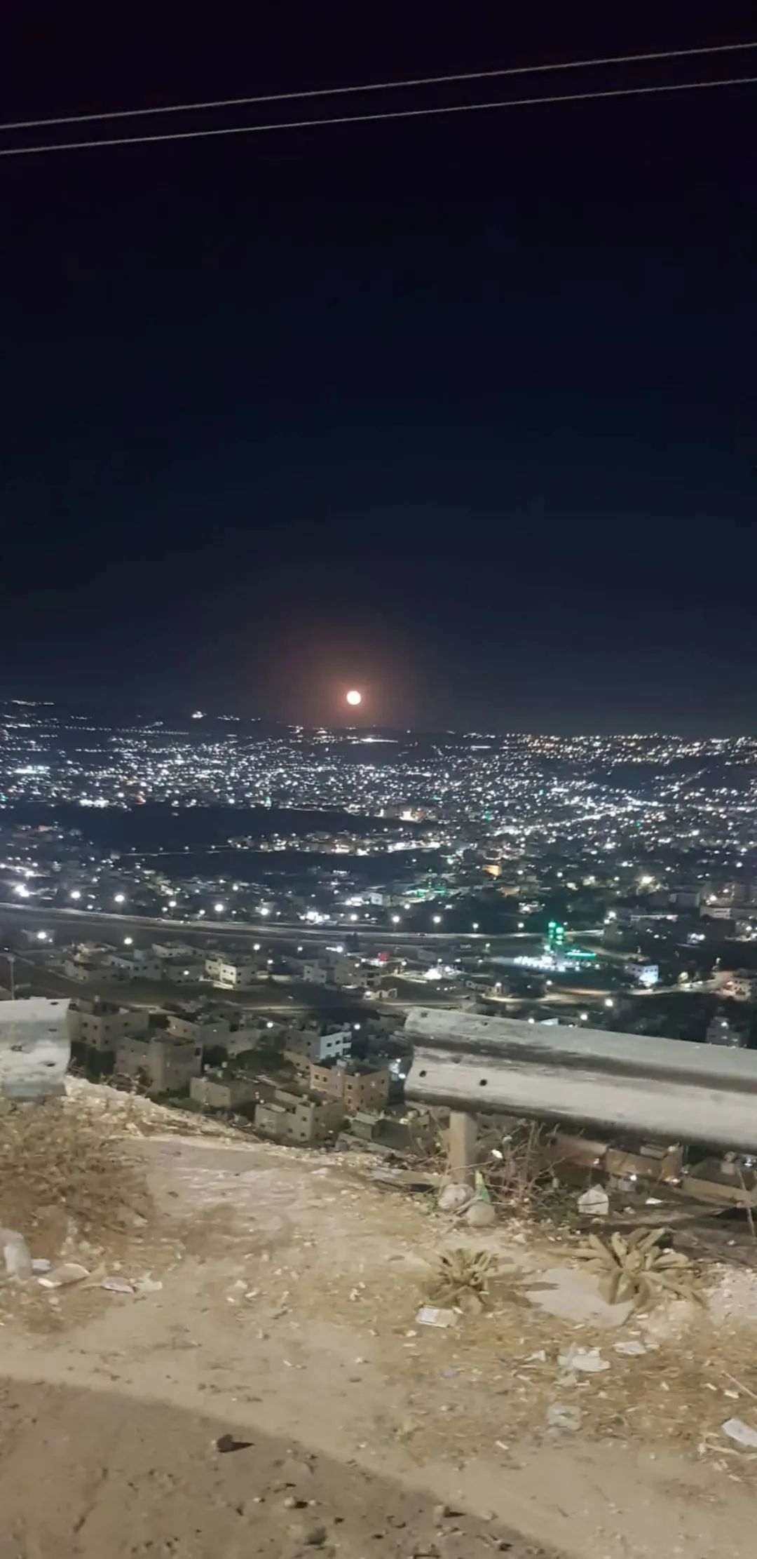 للبيع ارض مطله في موقع مميز جدا من اراضي شمال عمان