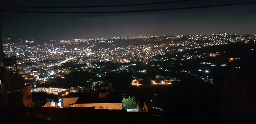 للبيع ارض مطله في موقع مميز جدا من اراضي شمال عمان
