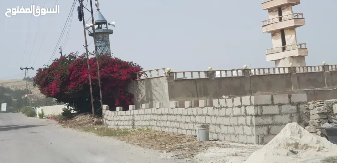 للبيع ارض مطله في موقع مميز جدا من اراضي شمال عمان