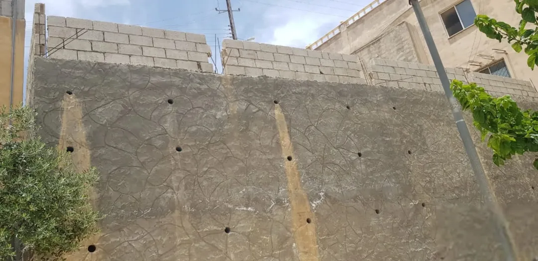 للبيع ارض مطله في موقع مميز جدا من اراضي شمال عمان