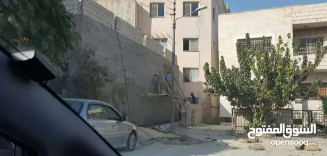 للبيع ارض مطله في موقع مميز جدا من اراضي شمال عمان