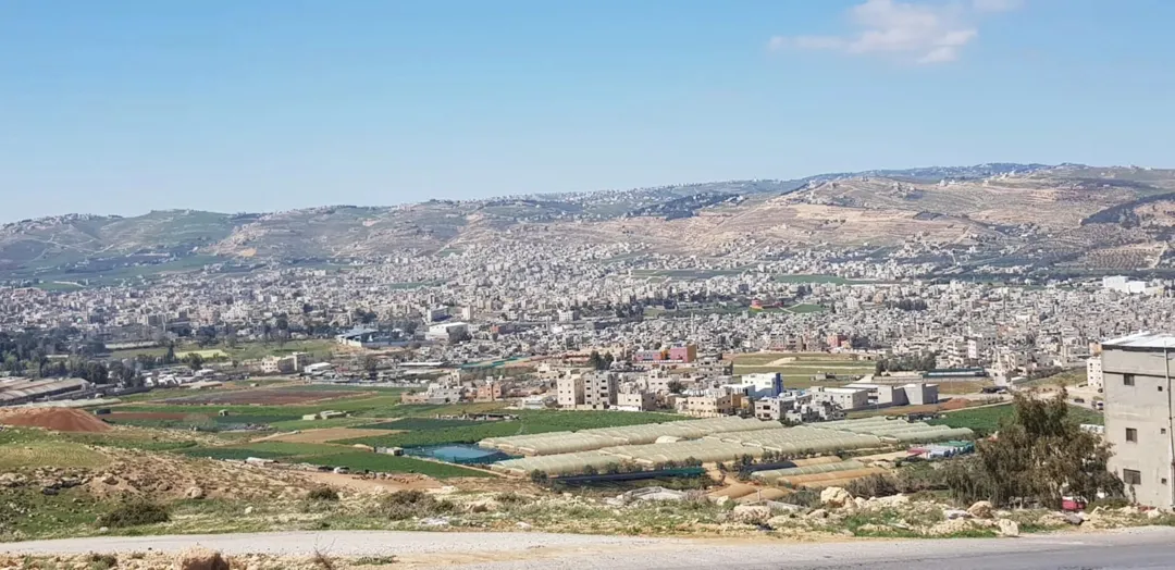 للبيع ارض مطله في موقع مميز جدا من اراضي شمال عمان