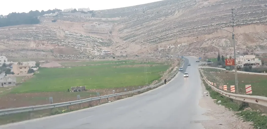 للبيع ارض مطله في موقع مميز جدا من اراضي شمال عمان