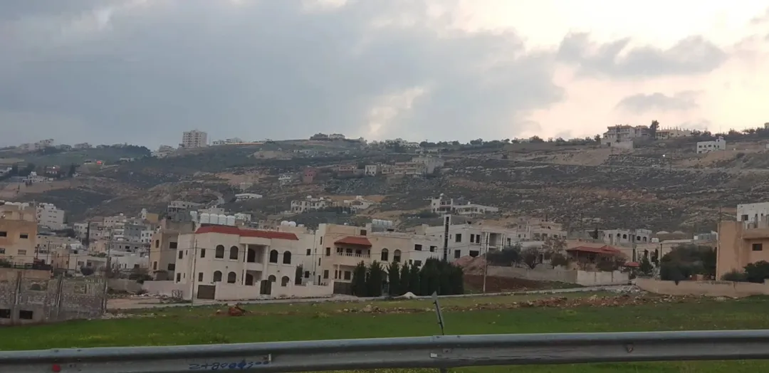 للبيع ارض مطله في موقع مميز جدا من اراضي شمال عمان