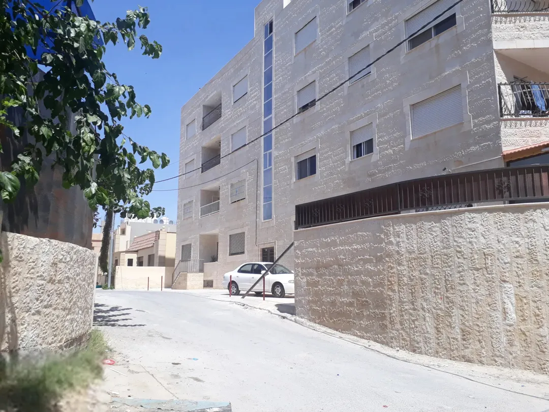 شقة واسعة للبيع في الزرقاء الجديدة – أول شارع الكرامة