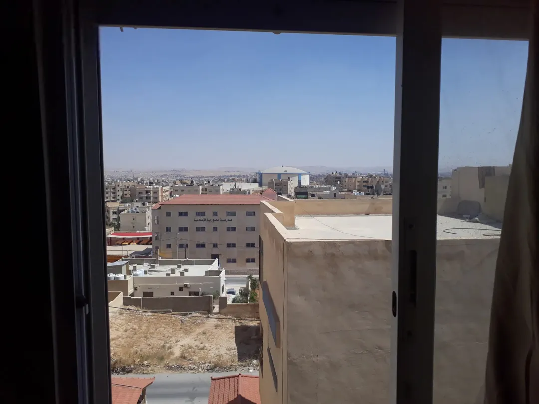 شقة واسعة للبيع في الزرقاء الجديدة – أول شارع الكرامة