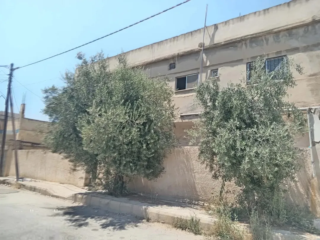 منزل مكون من طابقين