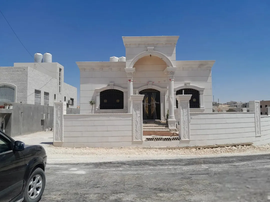 شبه فيلا فاخرة بمداخل قصر للبيع في عمان – نافع