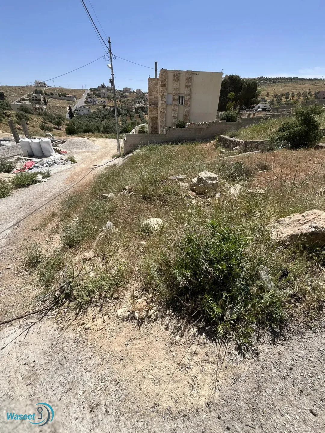 قطعة ارض للبيع في منطقة رجم الشوف تابعة لبيرين على حدود شفابدران مساحتها نص دونم للبيع