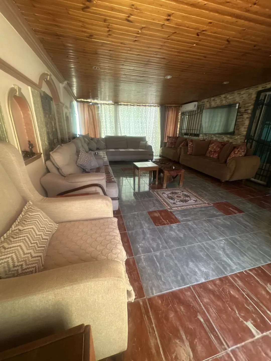 شقه طابق ارضي للبيع مساحه داخليه 163م والمساحه الخارجيه 162م والمساحه الكليه 325م