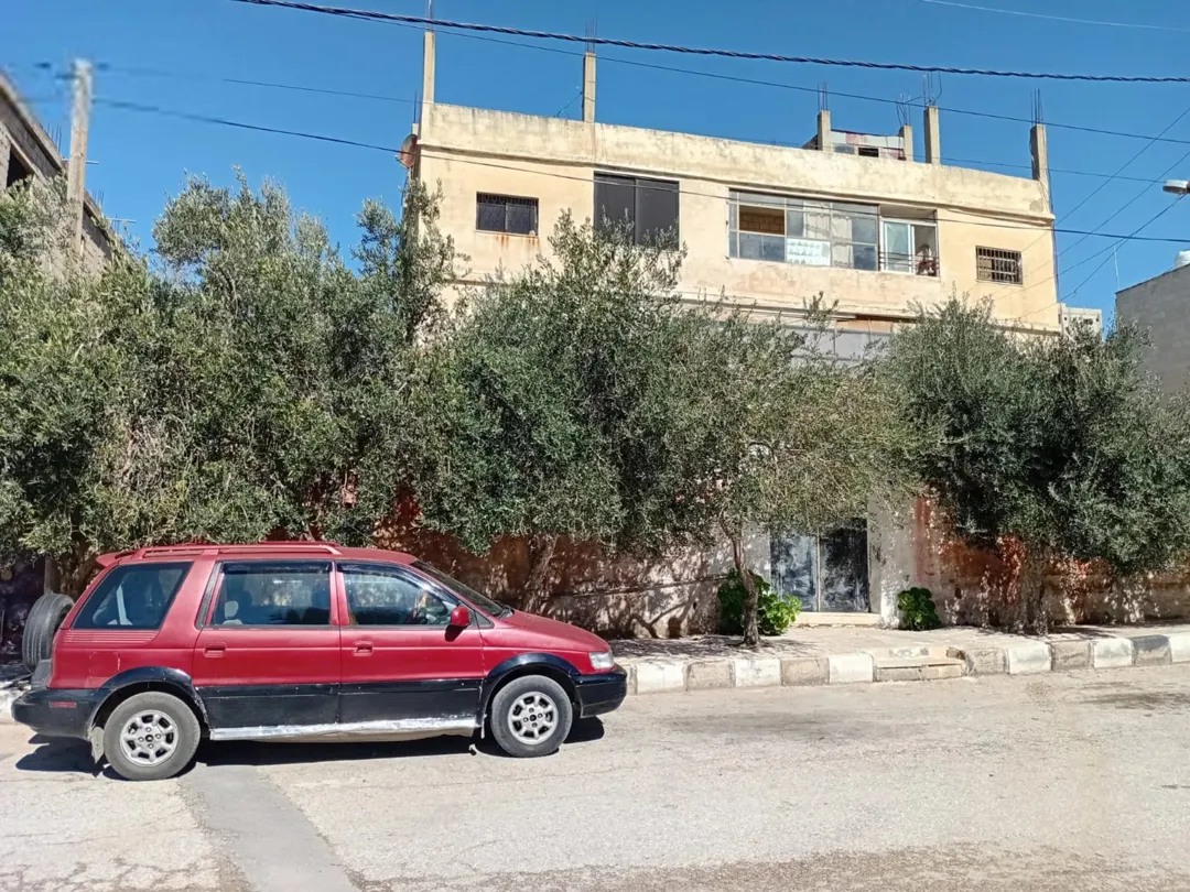 عمارة ثلاثية الطوابق في أم عبهره بالقرب من الترخيص