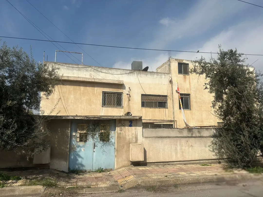 أرض مميزة مع بناء للبيع في القويسمة