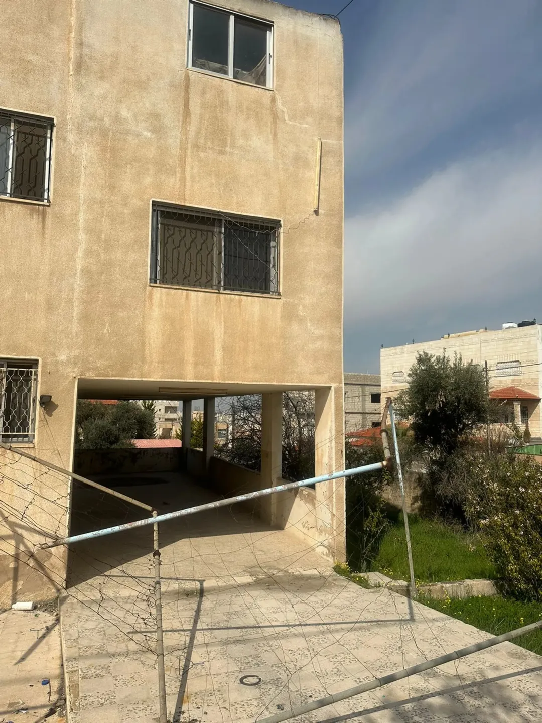 أرض مميزة مع بناء للبيع في القويسمة