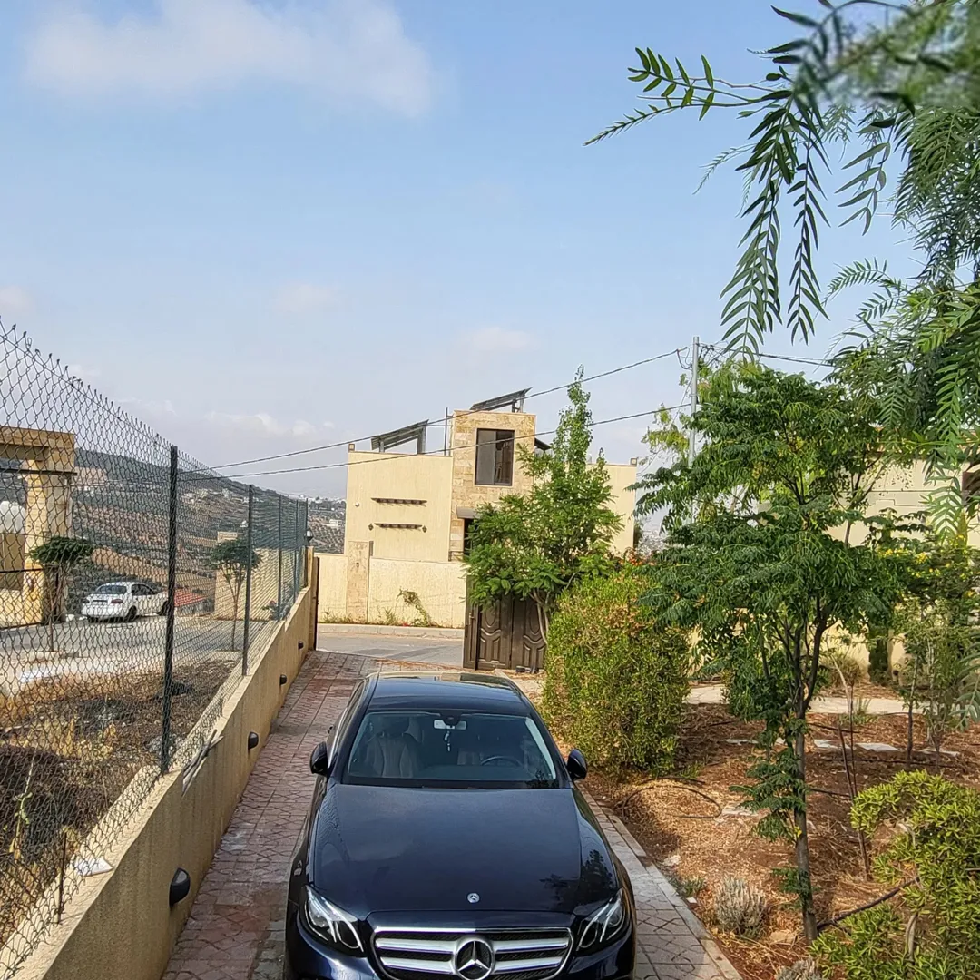 شاليه للبيع في جرش بإطلالة بانورامية على سد الملك طلال
