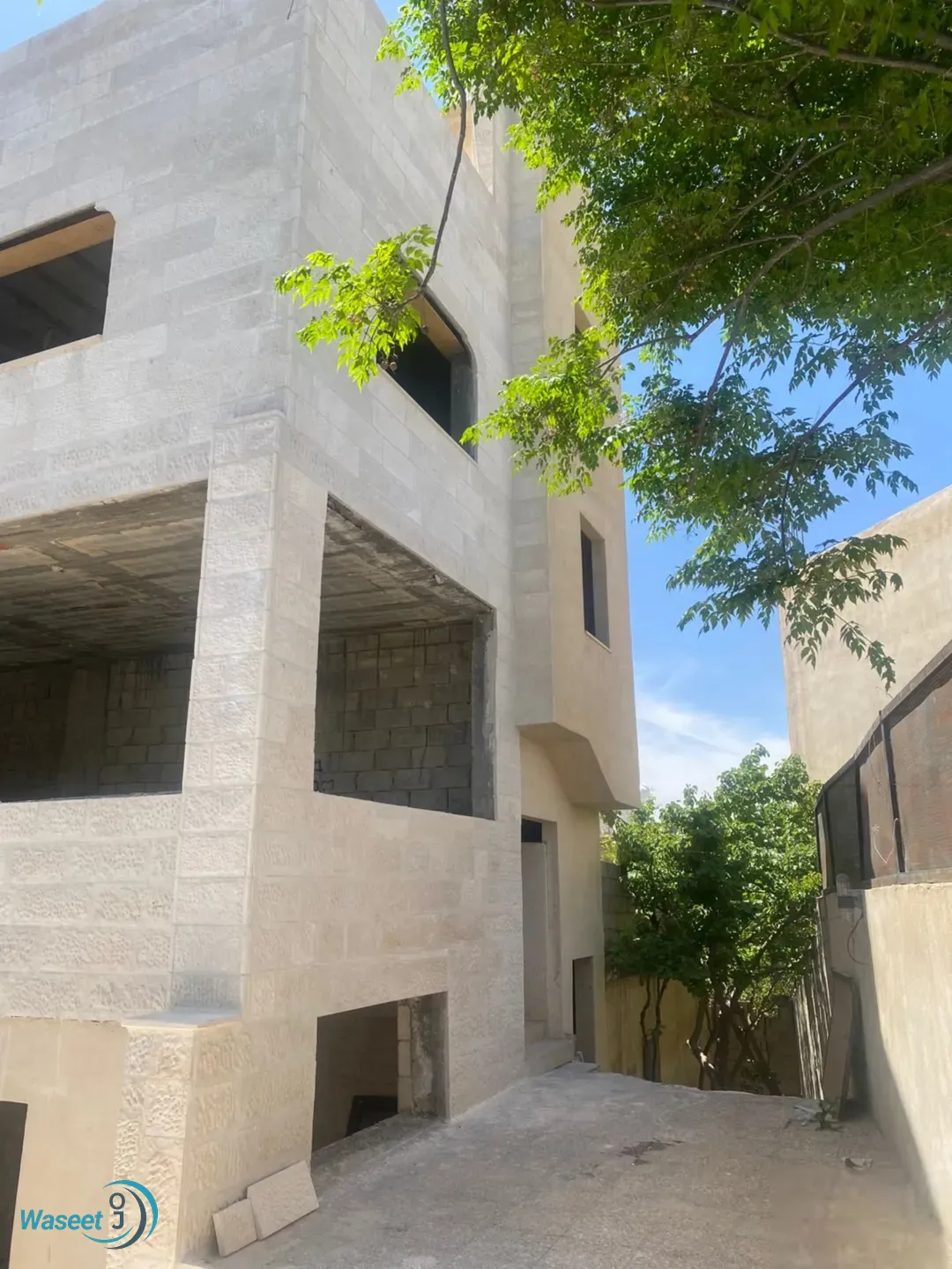 منزل من ثلاث طوابق للبيع المقابلين