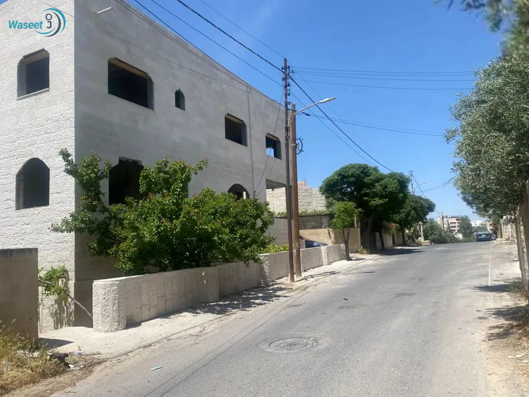 منزل من ثلاث طوابق للبيع المقابلين