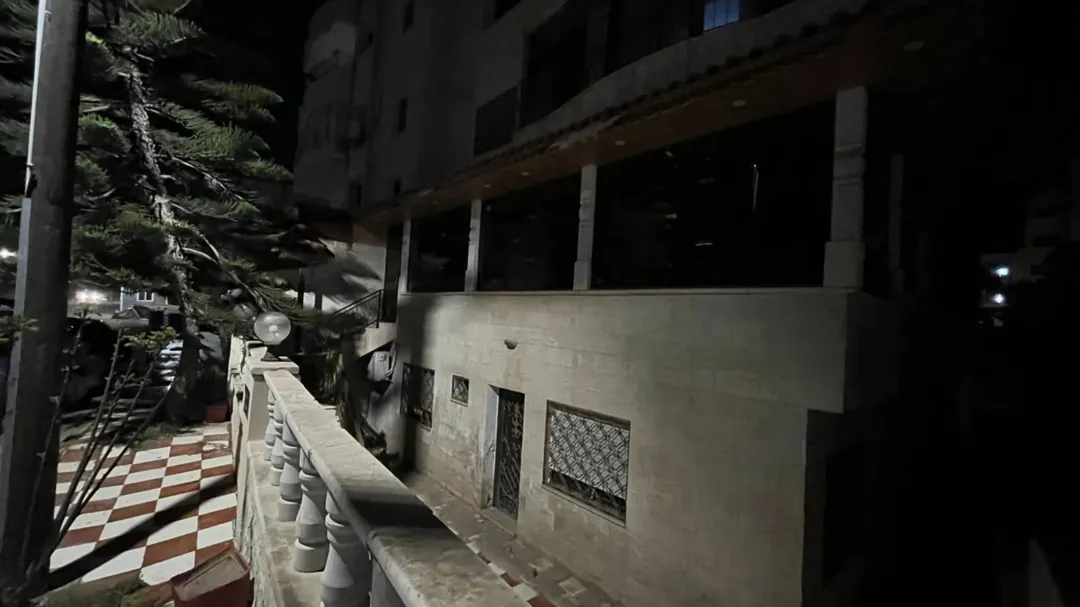 شقة ديلوكس مُجددة بالكامل للبيع في موقع متميز