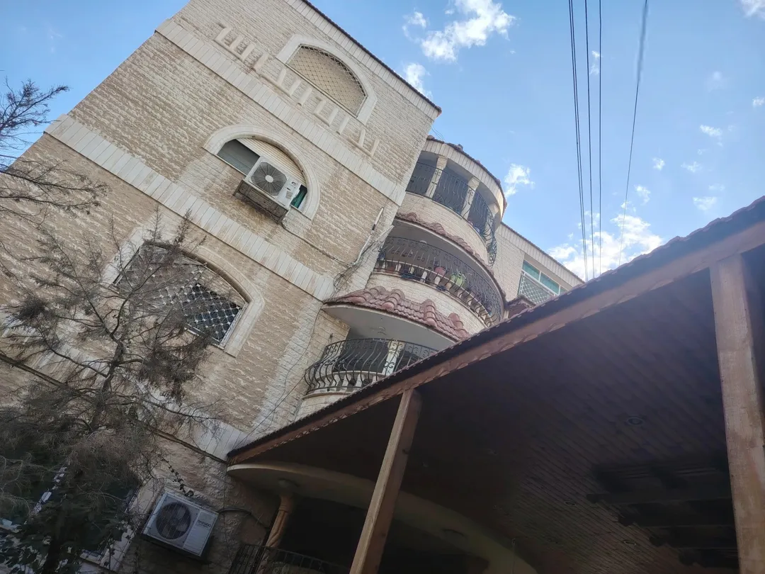 شقة طابقية من فيلا في اجمل مناطق الزرقاء الجديدة