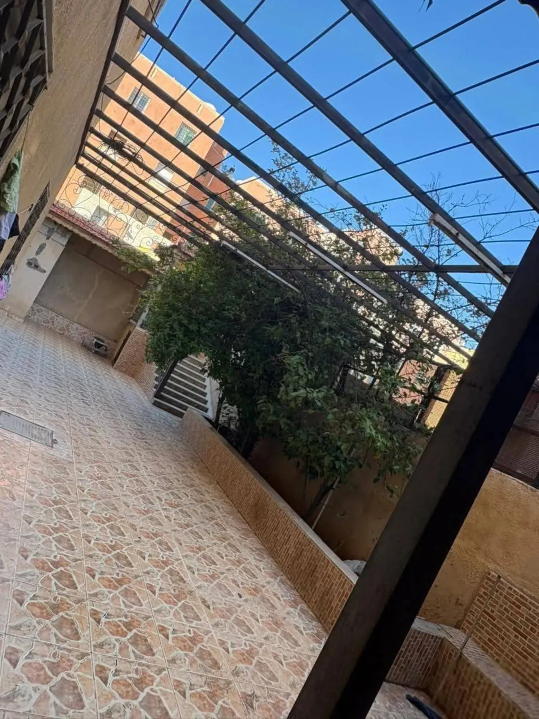 شقه ارضيه في سكن كريم ابو علندا قرب اشارة الغاز
