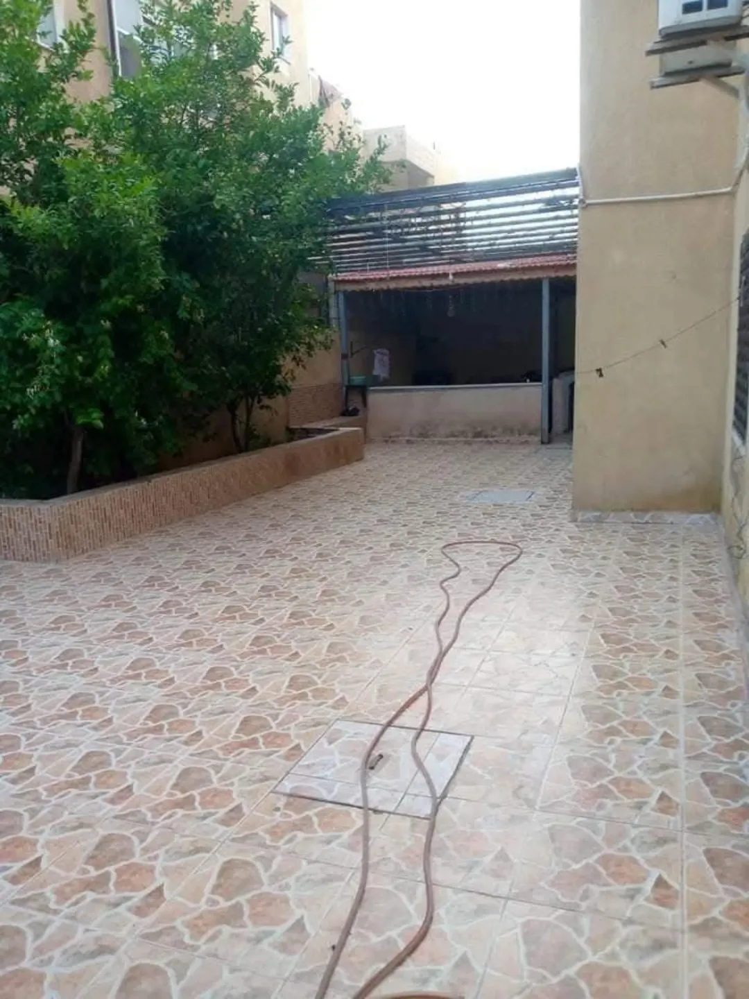 شقه ارضيه في سكن كريم ابو علندا قرب اشارة الغاز