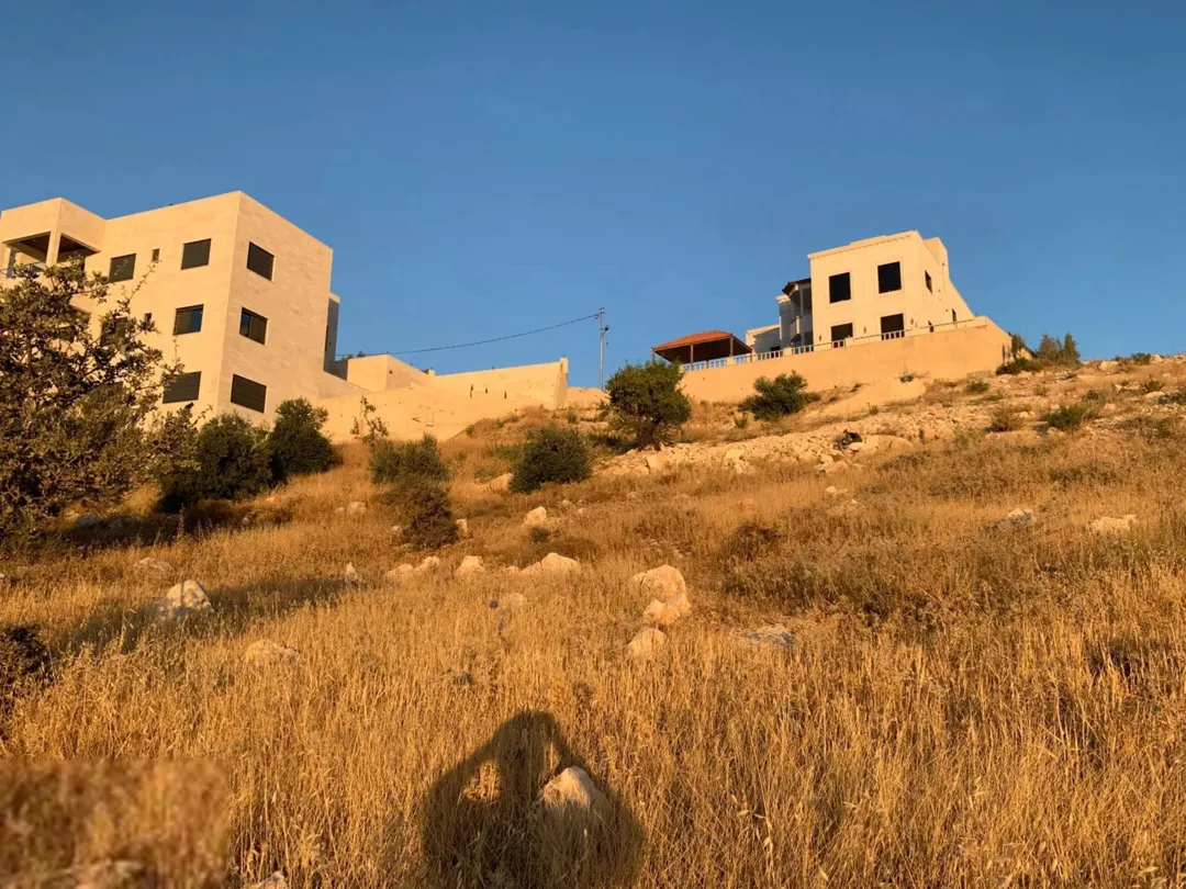 أرض سكنية للبيع في البحاث بإطلالة مميزة وموقع استراتيجي