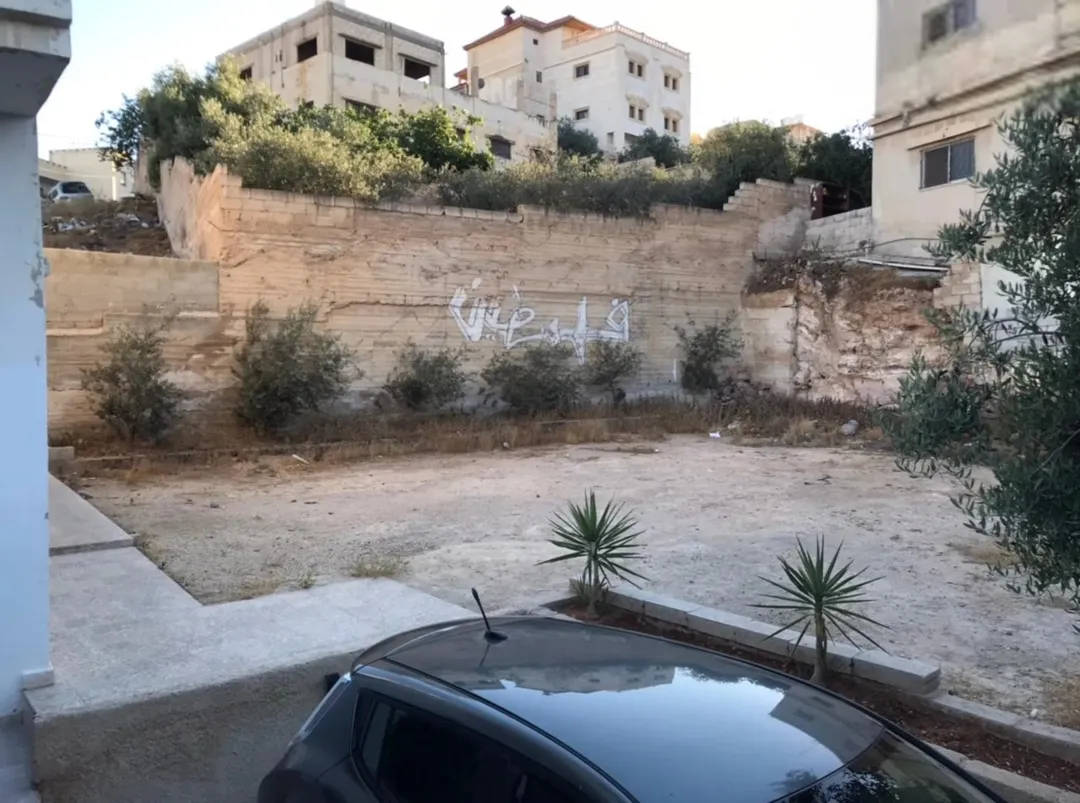 عمارة من 3 شقق مساحة 320 م وارض فارغة ياجوز منطقة الرشيد حي جعفر قرب اخر موقف للباصات