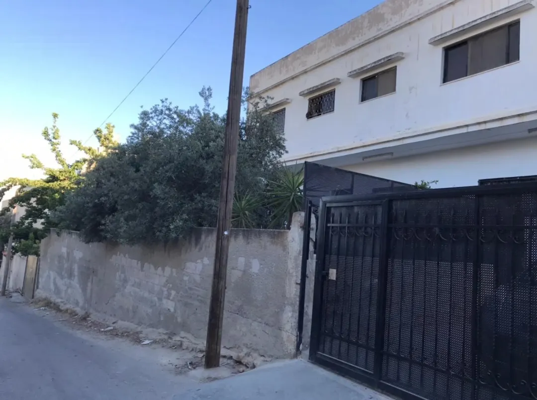 عمارة من 3 شقق مساحة 320 م وارض فارغة ياجوز منطقة الرشيد حي جعفر قرب اخر موقف للباصات