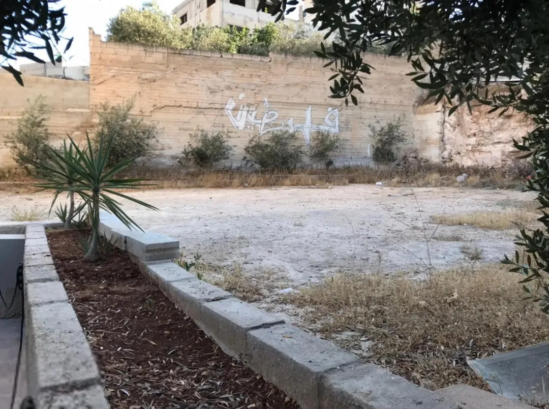 عمارة من 3 شقق مساحة 320 م وارض فارغة ياجوز منطقة الرشيد حي جعفر قرب اخر موقف للباصات