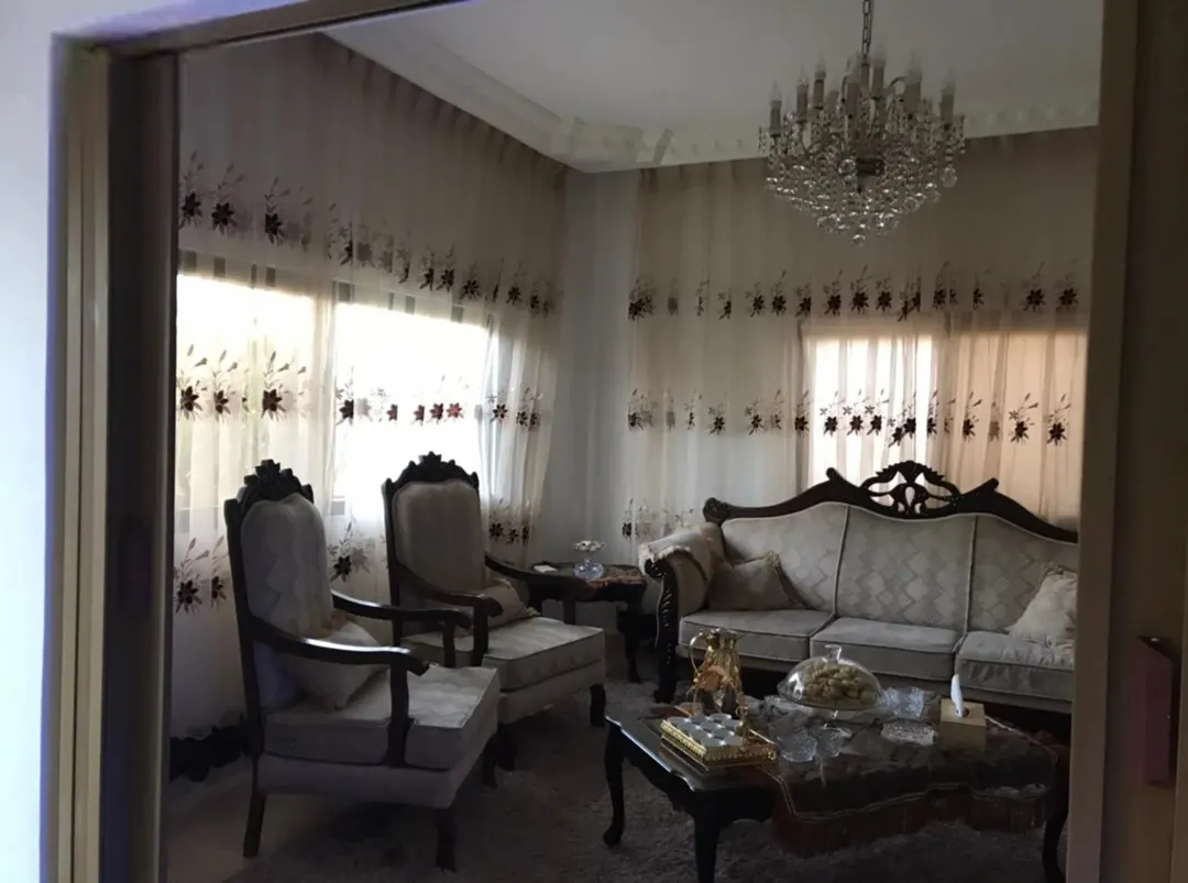 عمارة من 3 شقق مساحة 320 م وارض فارغة ياجوز منطقة الرشيد حي جعفر قرب اخر موقف للباصات