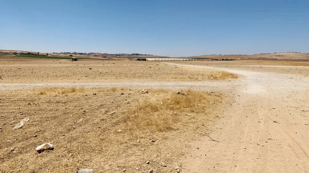 اللبن أرض استثمارية مميزة للبيع قرب شارع المئة ( شارع عمان التنموي)مساحة 1005م على شارعين عالية