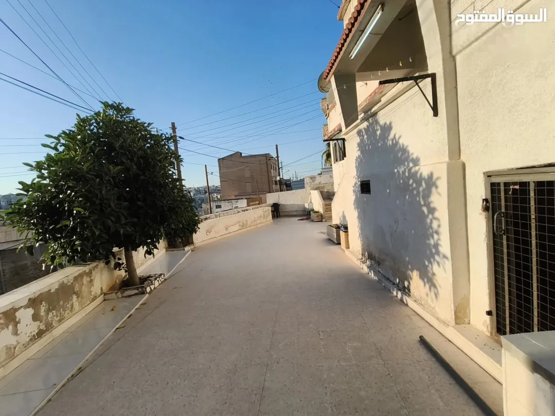 منزل مستقل للبيع في جبل التاج بإطلالة مميزة على القصور الملكية