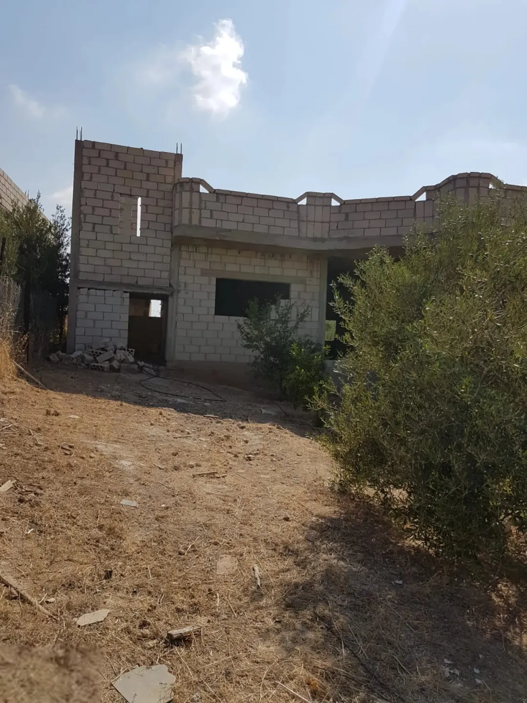 أرض مميزة للبيع مع بناء قيد الإنشاء في منطقة طبقة فحل