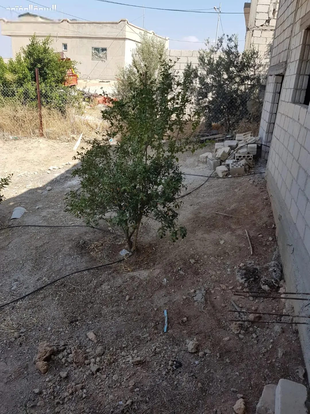 أرض مميزة للبيع مع بناء قيد الإنشاء في منطقة طبقة فحل