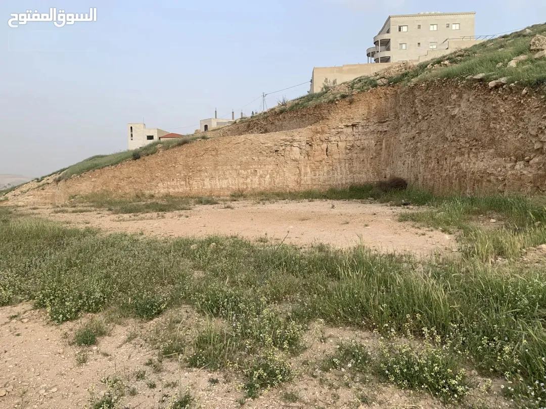 قطعة أرض فاخرة على شارع رئيسي بموقع استثنائي