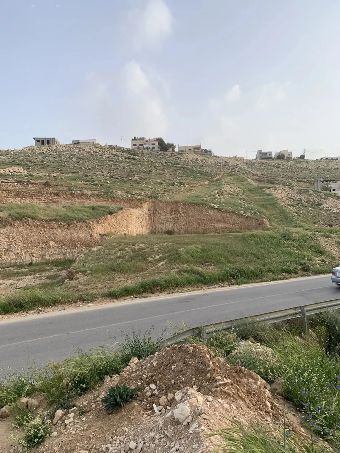 قطعة أرض فاخرة على شارع رئيسي بموقع استثنائي