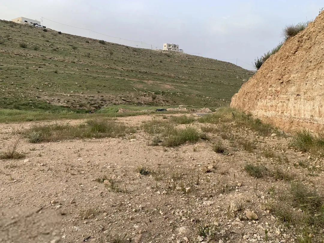 قطعة أرض فاخرة على شارع رئيسي بموقع استثنائي
