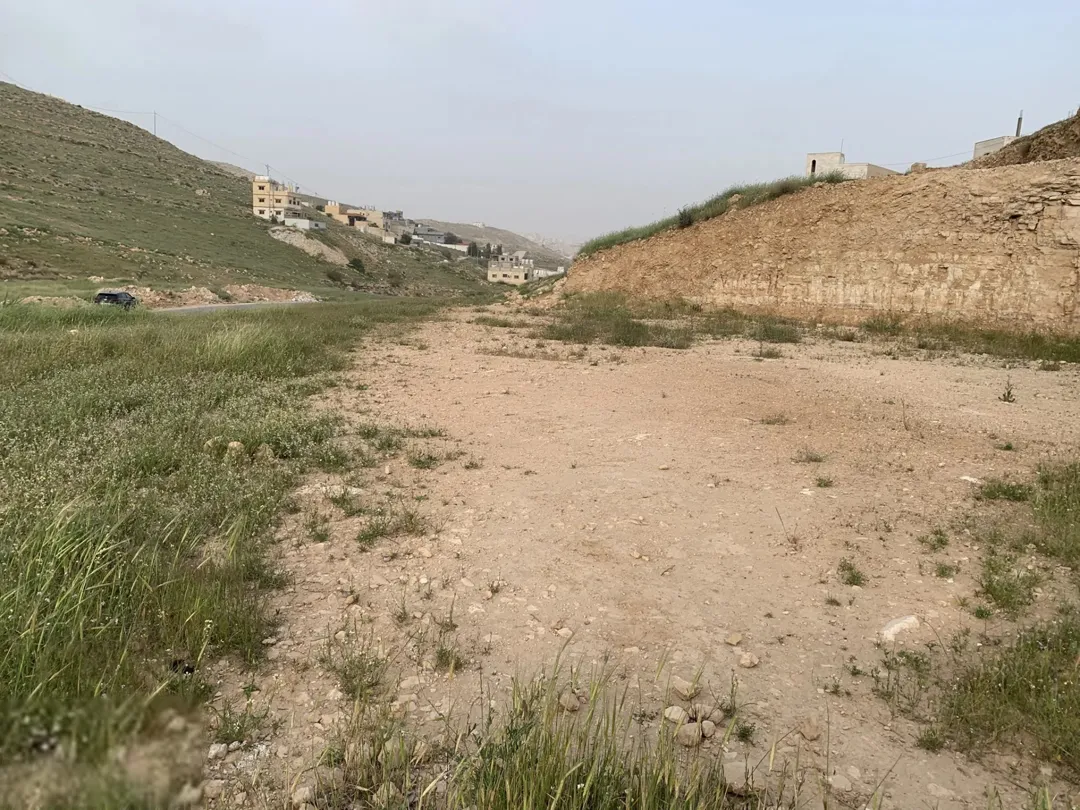 قطعة أرض فاخرة على شارع رئيسي بموقع استثنائي