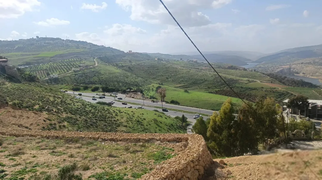 1100 م من اراضي المصطبه مطل على سد طلال وجبال السلط وغابات دبين