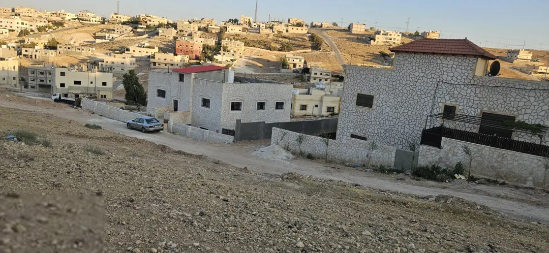 أرض سكنية مميزة للبيع في حي جعفر بالزرقاء