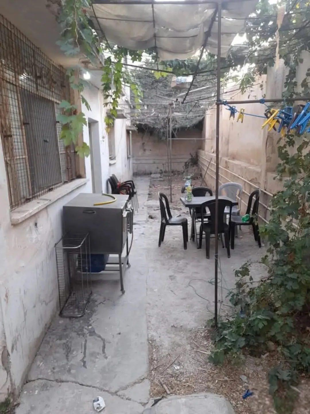 شقة طابق أرضي مع حوش واسع وكوشان مستقل للبيع أو للإيجار