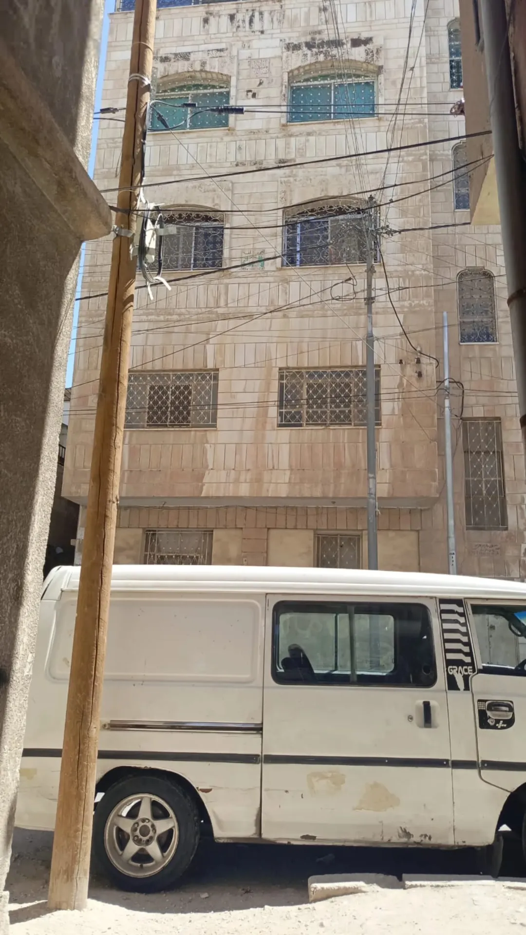 عمارة سكنية للبيع في الزرقاء – حي الحسين
