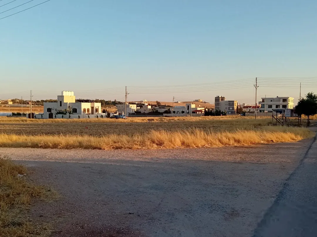 قطعة أرض سكنية مميزة للبيع في الطنيب