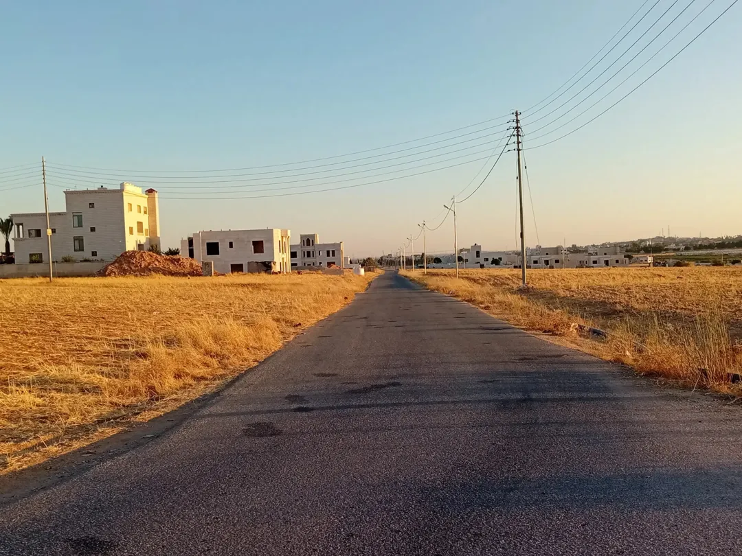 قطعة أرض سكنية مميزة للبيع في الطنيب