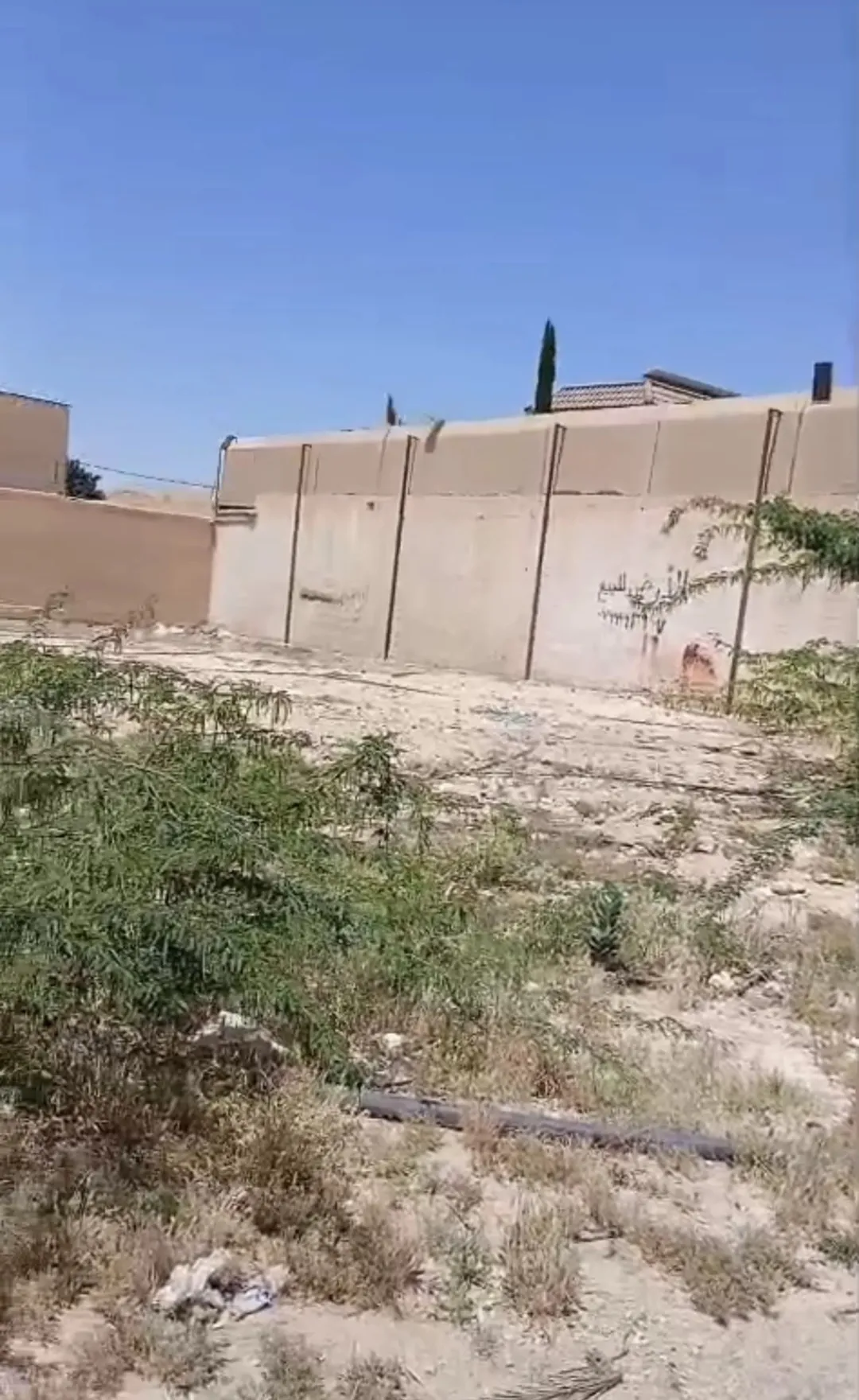 ارض للبيع في الجوفة منطقة الشاليهات بالقرب من الدرك