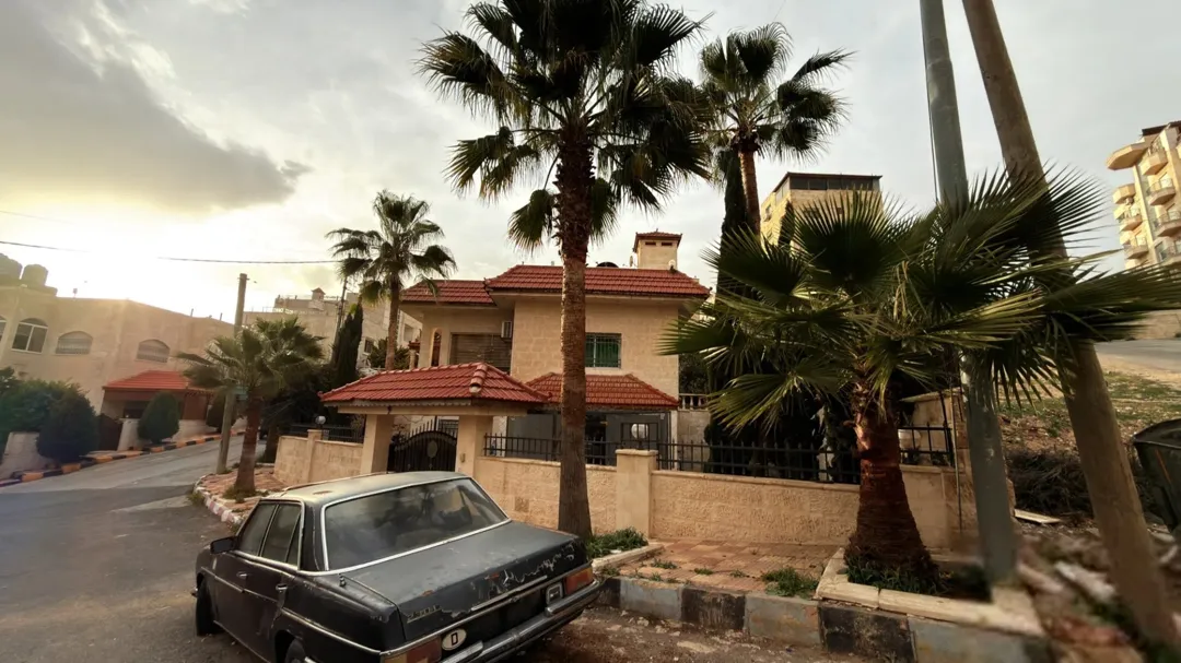 فيلا فاخرة للبيع في حي الخزنة – طبربور