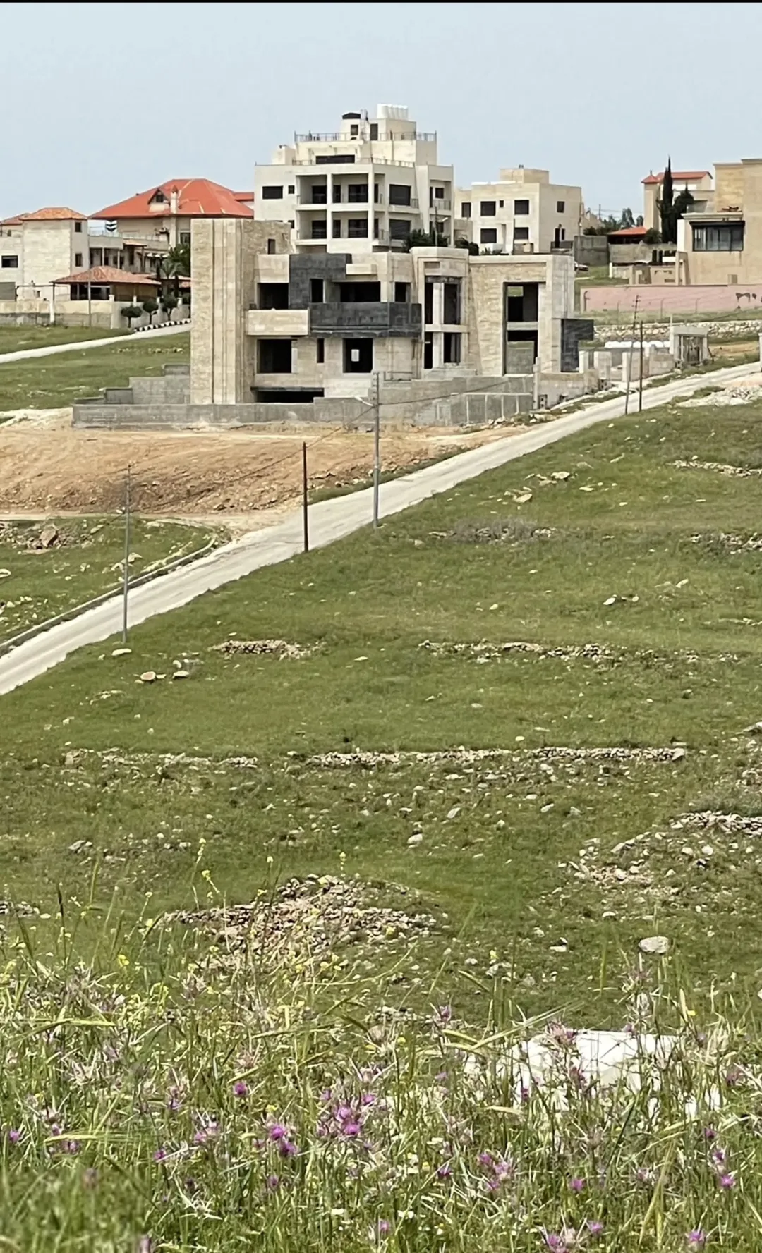 فيلا فاخرة بتصميم حديث للبيع في السرو – السلط