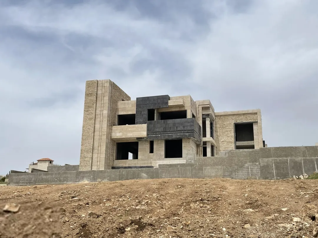 فيلا فاخرة بتصميم حديث للبيع في السرو – السلط