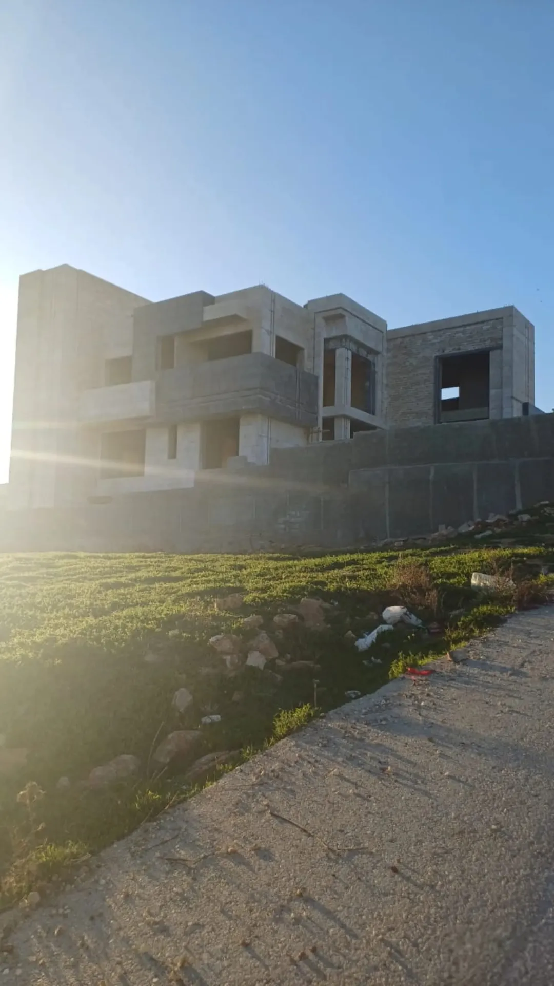 فيلا فاخرة بتصميم حديث للبيع في السرو – السلط