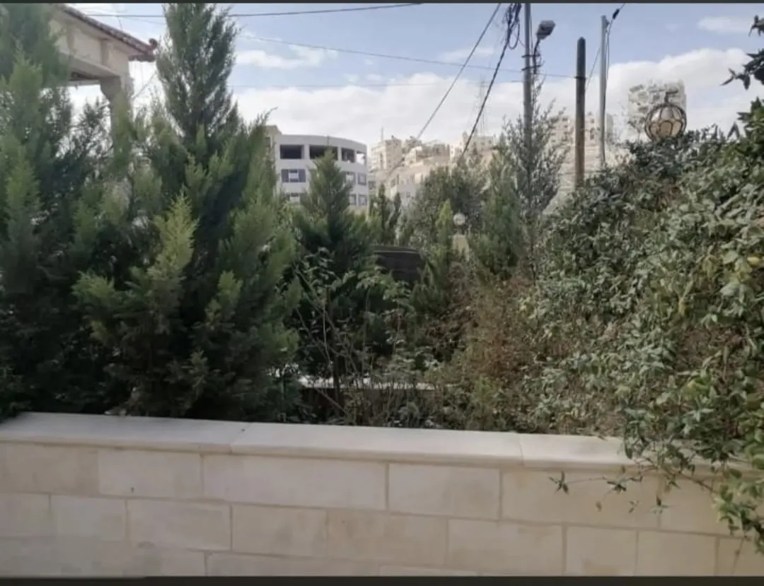 فيلا فاخرة للبيع مع ملحق غرف وحمامات